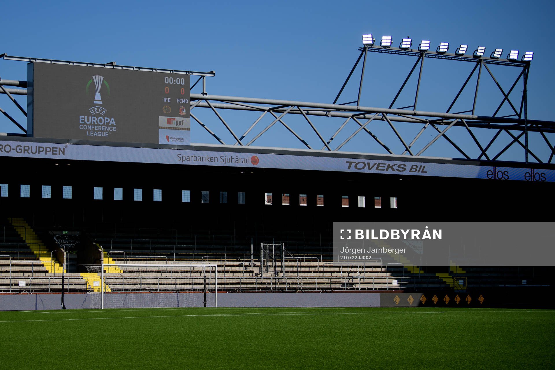 Östra läktaren på Borås arena och ledskärm med Europa