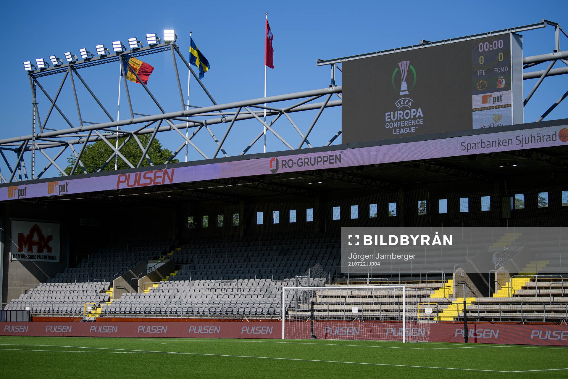 Östra läktaren på Borås arena och ledskärm med Europa