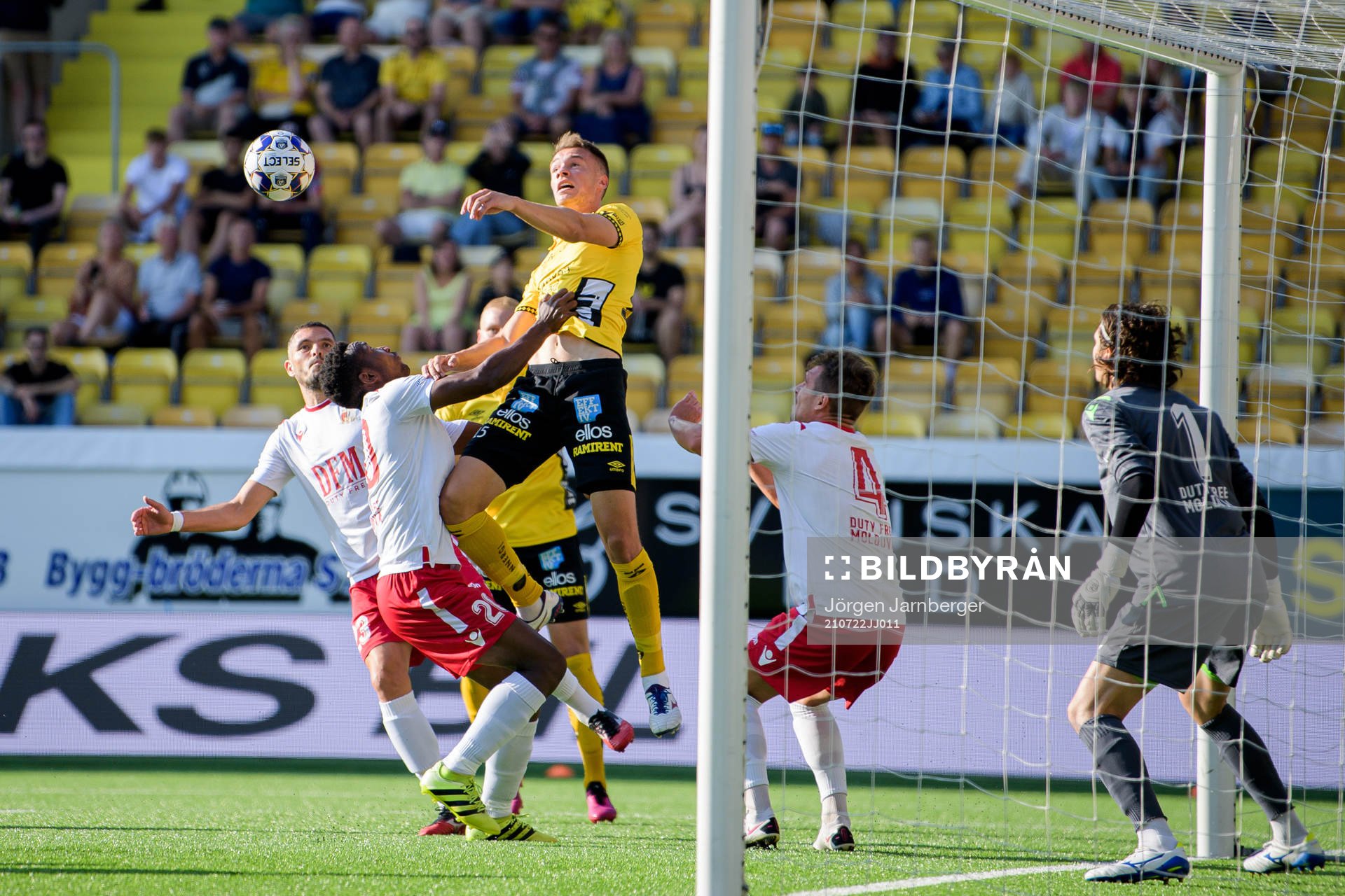 Leo Väisänen of Elfsborg and Vitus Amougui of Milsami