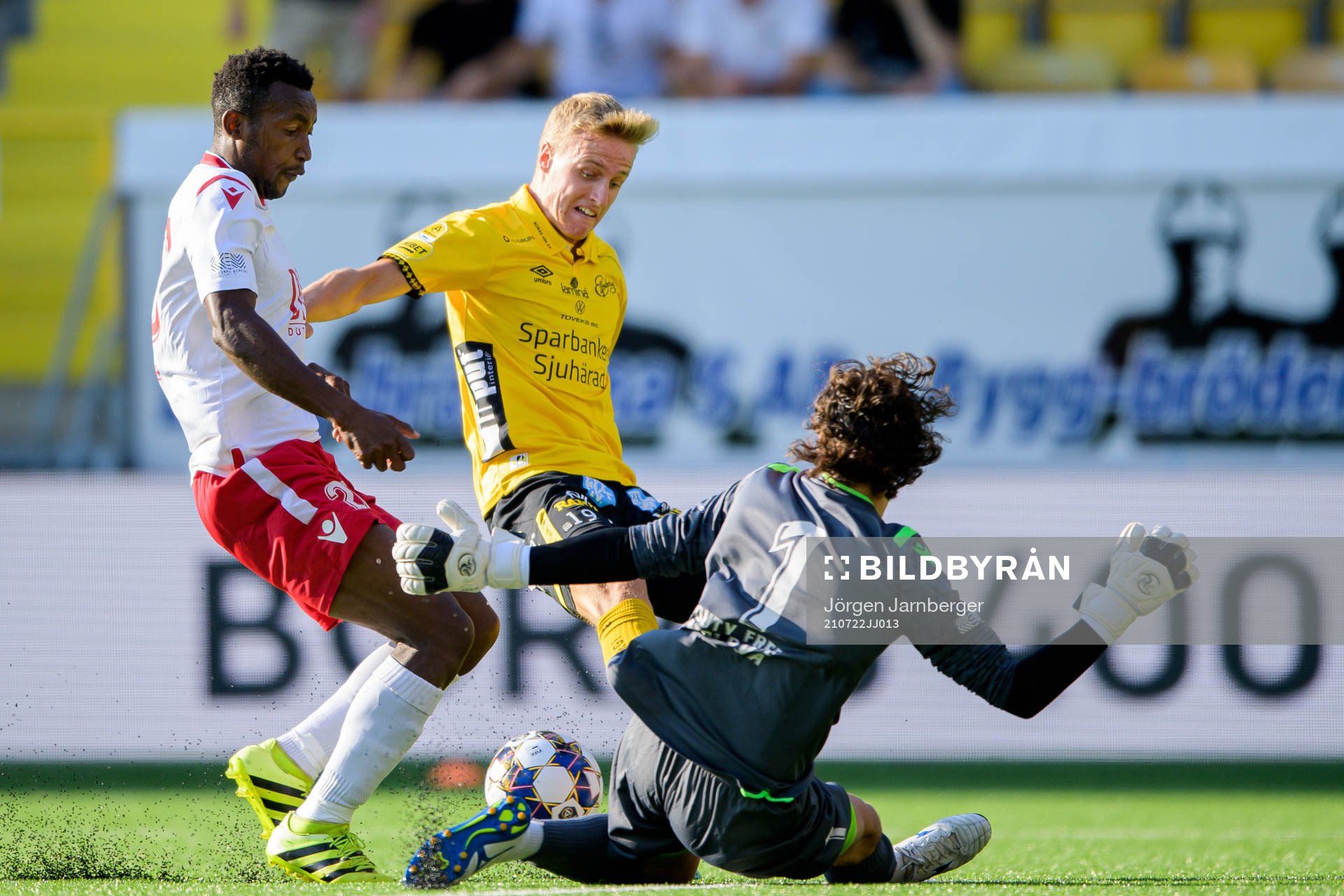 Jeppe Møldrup Okkels of Elfsborg against Vitus Amougui and