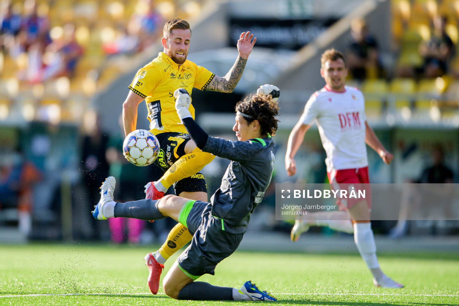 Rasmus Alm of Elfsborg and goalkeeper Emil Timbur of