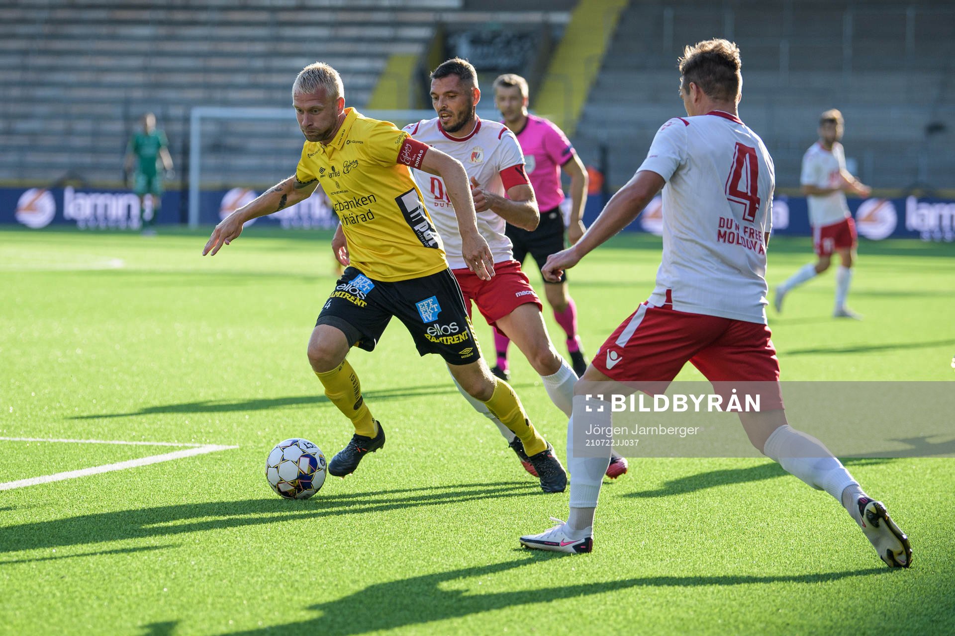 Johan Larsson of Elfsborg and Vadim Bolohan of Milsami