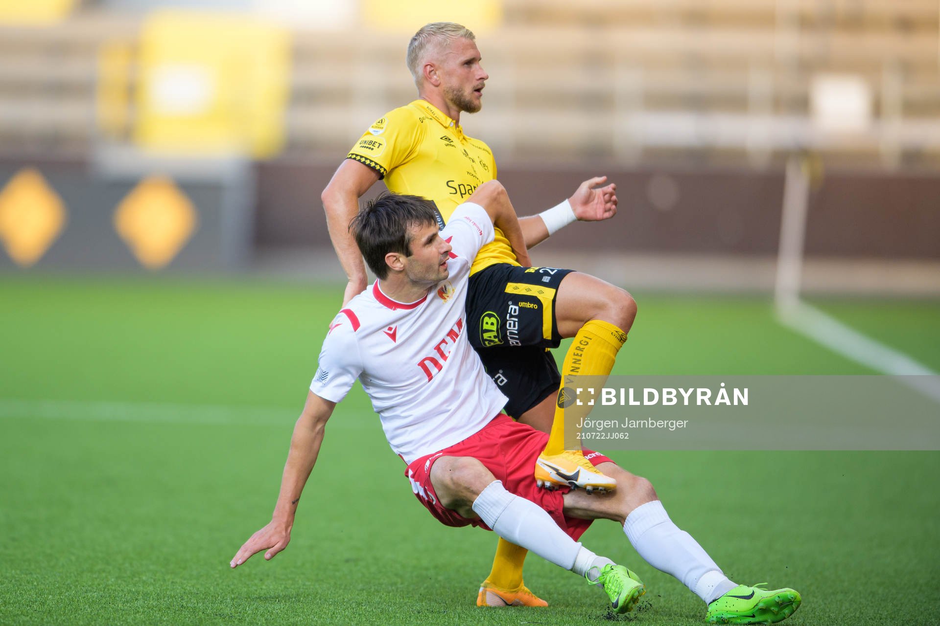 Dan Pisla of Milsami Orheis and Simon Strand of Elfsborg