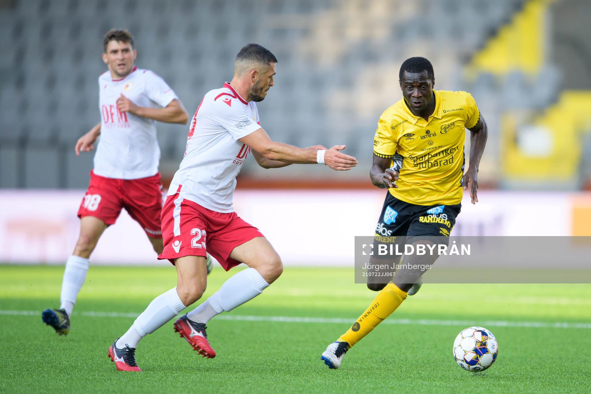 Maudo Lamine Jarjué of Elfsborg and Vadim Bolohan of