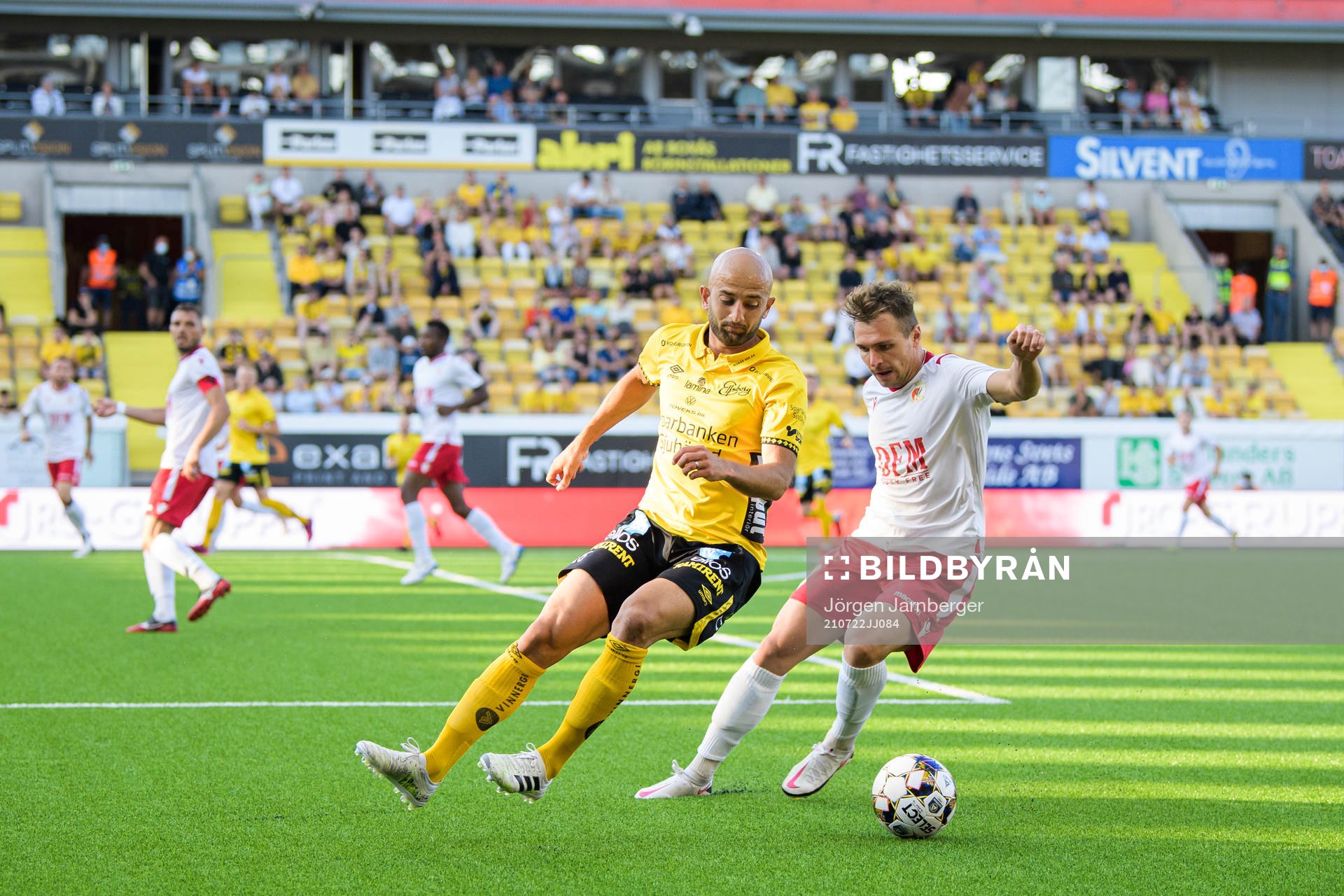 Robert Gojani of Elfsborg and Igor Arhirii of Milsami Orheis
