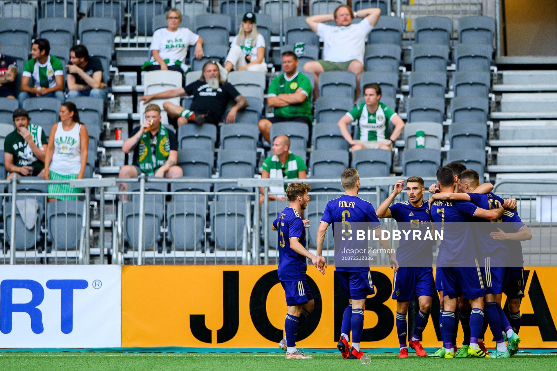 Players of Maribor the 1-1 goal by Nino Zugelj