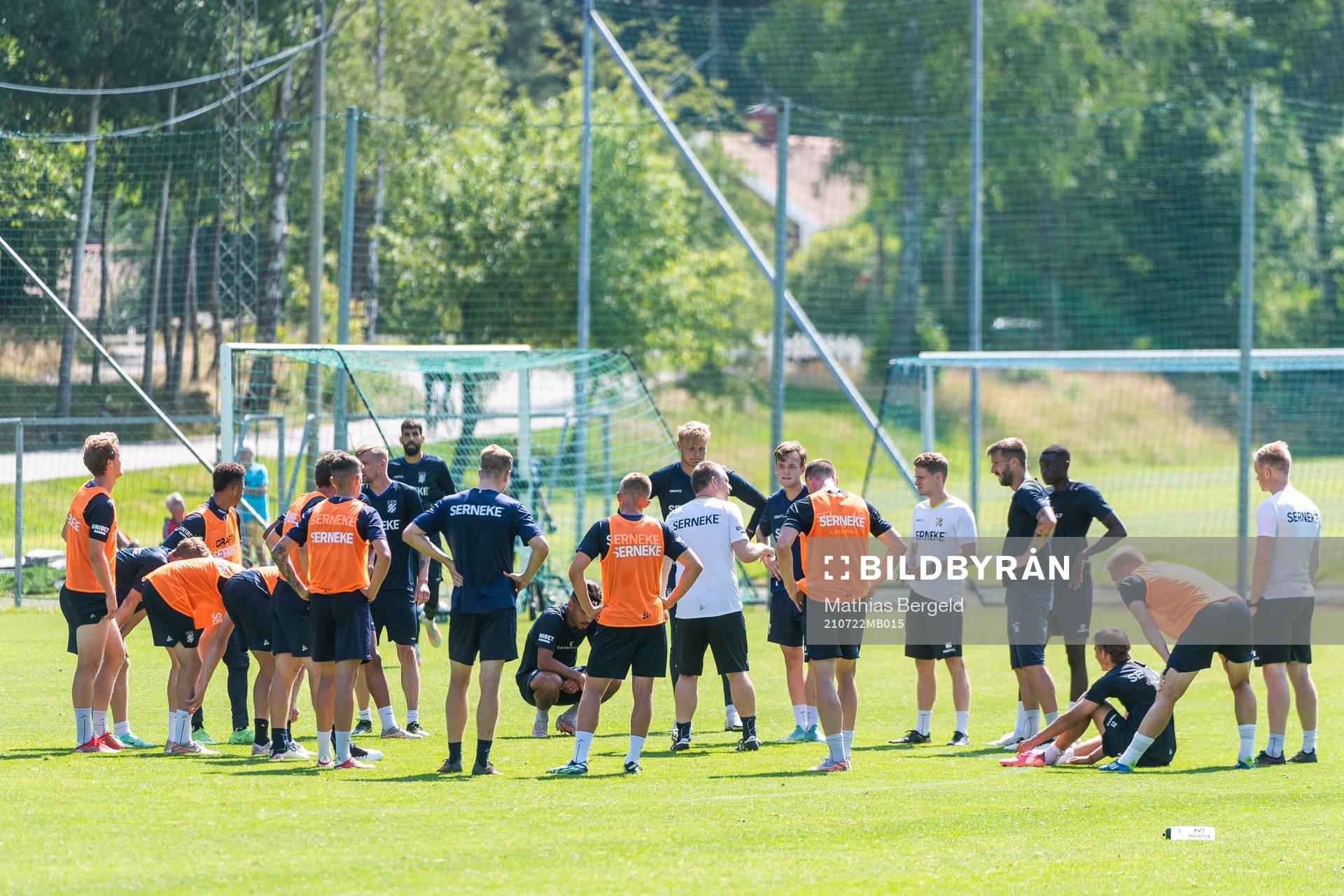 Tränare Mikael Stahre pratar med spelarna