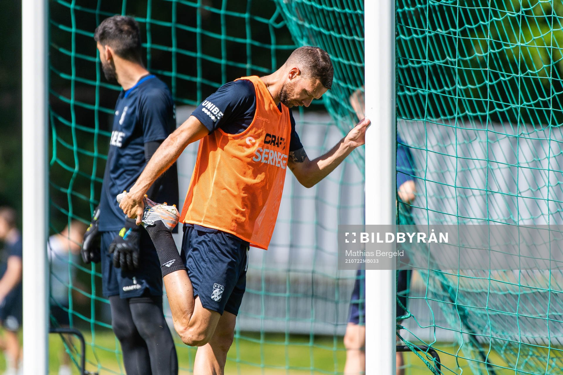 Marcus Berg stretchar under en träning med IFK Göteborg den 22 juli 2021 i Göteborg. 