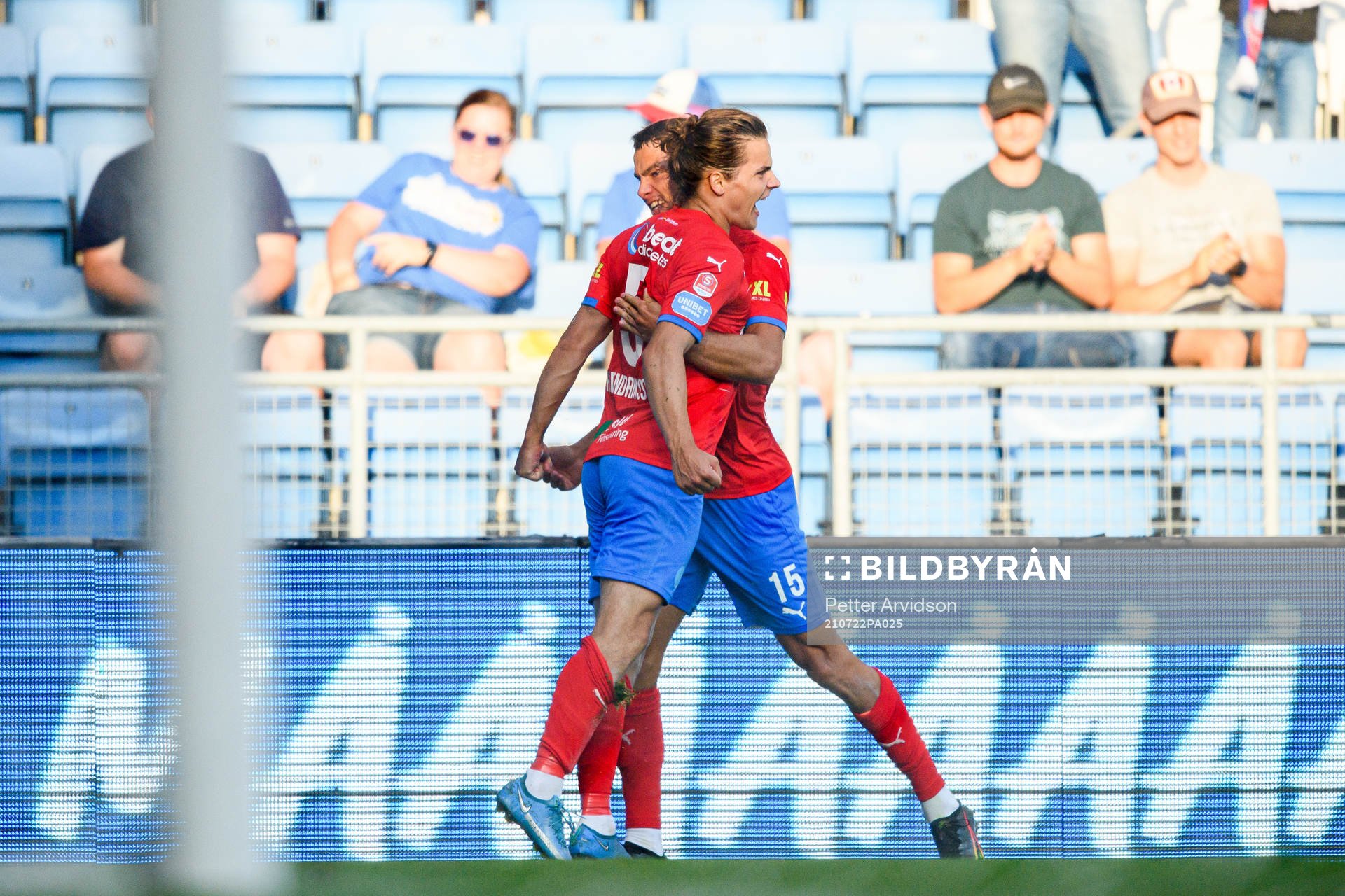 Helsingborgs Brandur Hendriksson Olsen och Assad Al Hamlawi jublar efter 1-1 under fotbollsmatchen i Superettan mellan Helsingborg och Värnamo den 22 juli 2021 i Helsingborg.