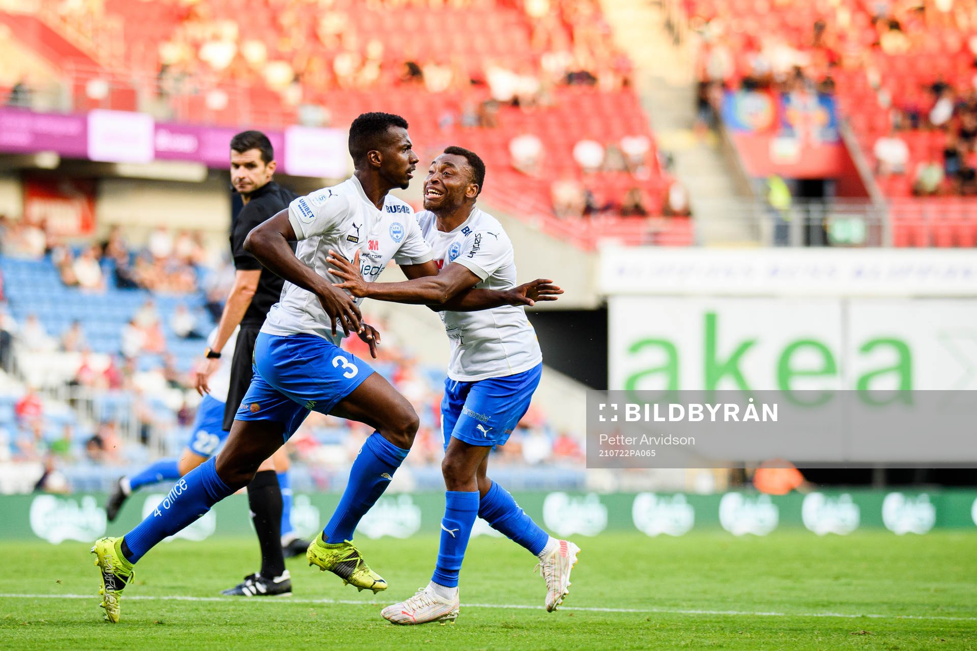Värnamos Bernardo Vilar Estevao Jeronimo och Abdussalam Magashy jublar efter 1-3 under fotbollsmatchen i Superettan mellan Helsingborg och Värnamo den 22 juli 2021 i Helsingborg.