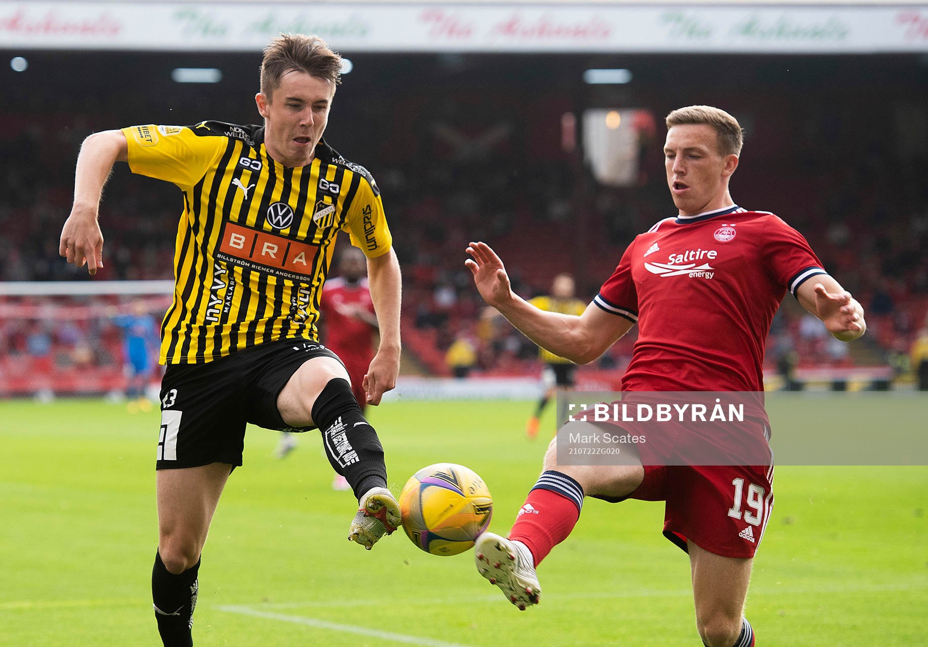 Patrik Walemark of Häcken and Lewis Ferguson of Aberdeen