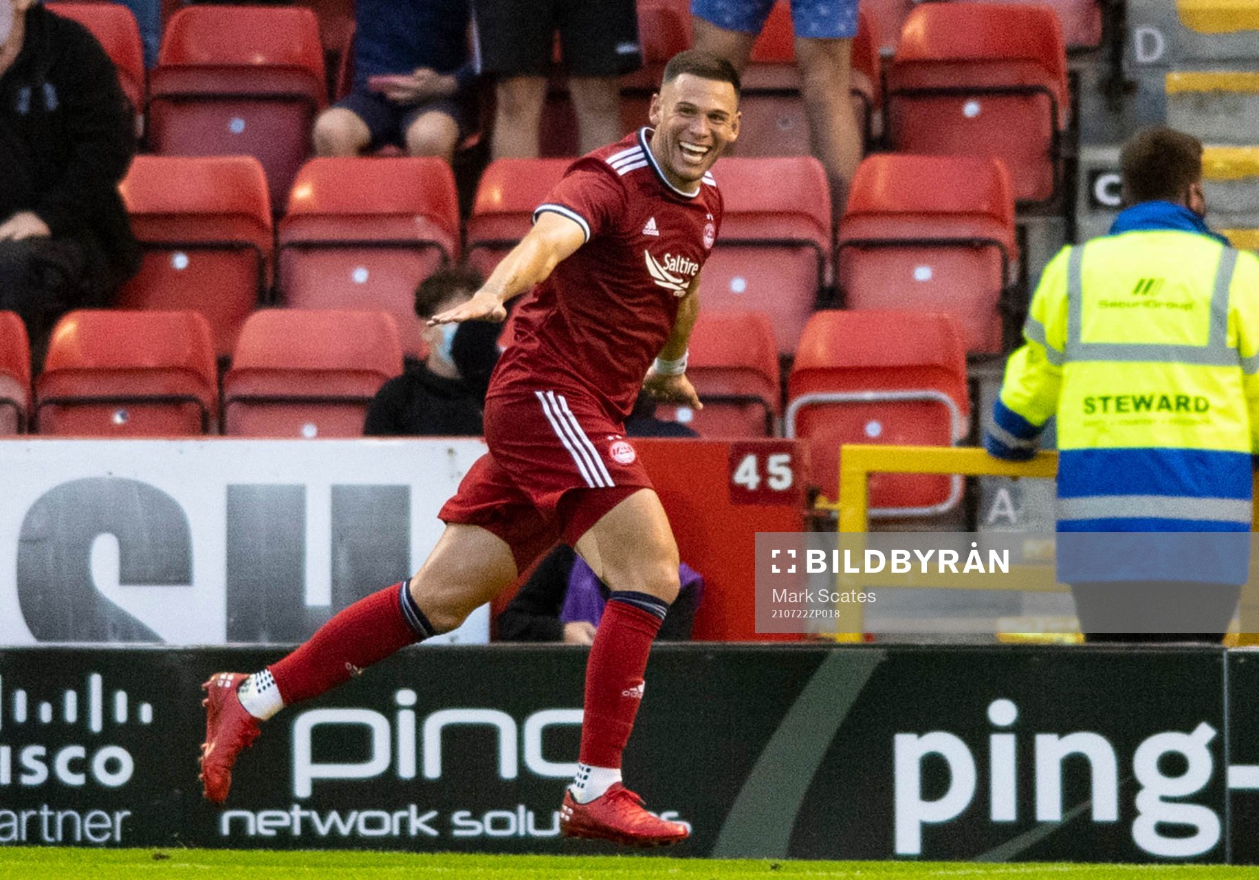 Christian Ramiresz of Aberdeen celebrates the 4-1 goal