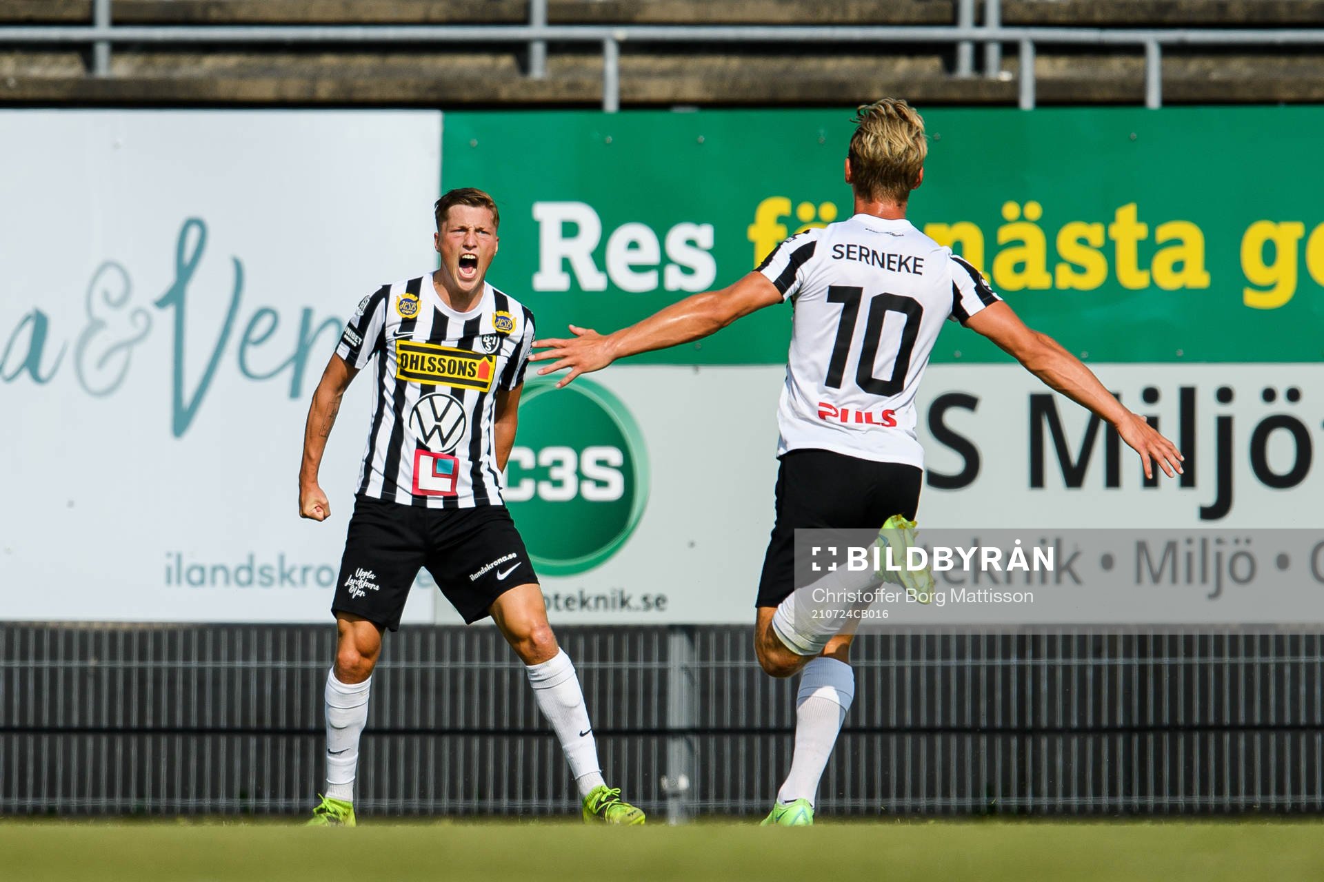 Landskronas Kevin Jensen och Robin Hofsö jublar efter 1-0 under fotbollsmatchen i Superettan mellan Landskrona och GIF Sundsvall den 24 juli 2021 i Landskrona.