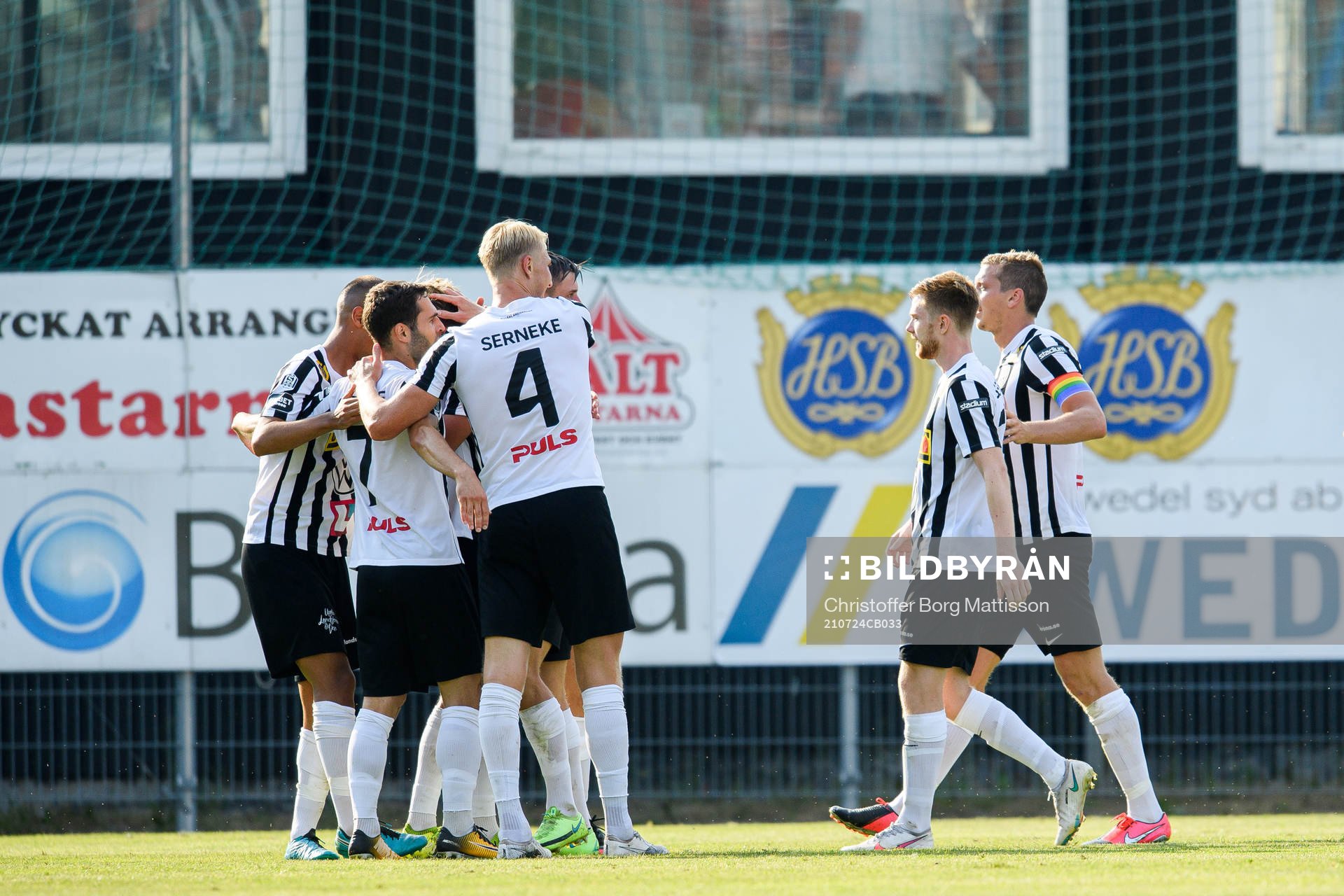 Landskronas spelare jublar efter 2-0 av Kevin Jensen under fotbollsmatchen i Superettan mellan Landskrona och GIF Sundsvall den 24 juli 2021 i Landskrona.