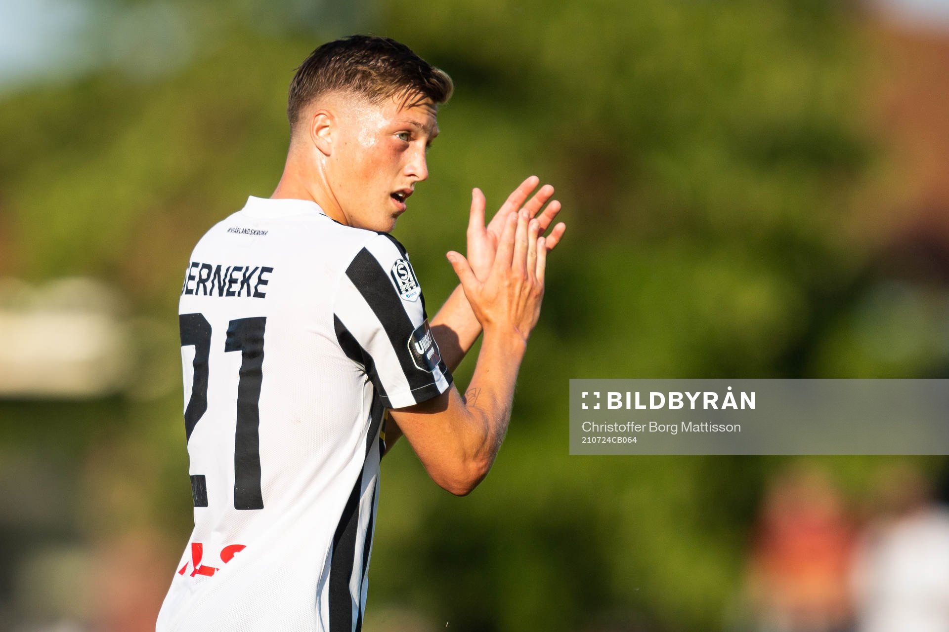 Landskronas Kevin Jensen tackar publiken under fotbollsmatchen i Superettan mellan Landskrona och GIF Sundsvall den 24 juli 2021 i Landskrona.