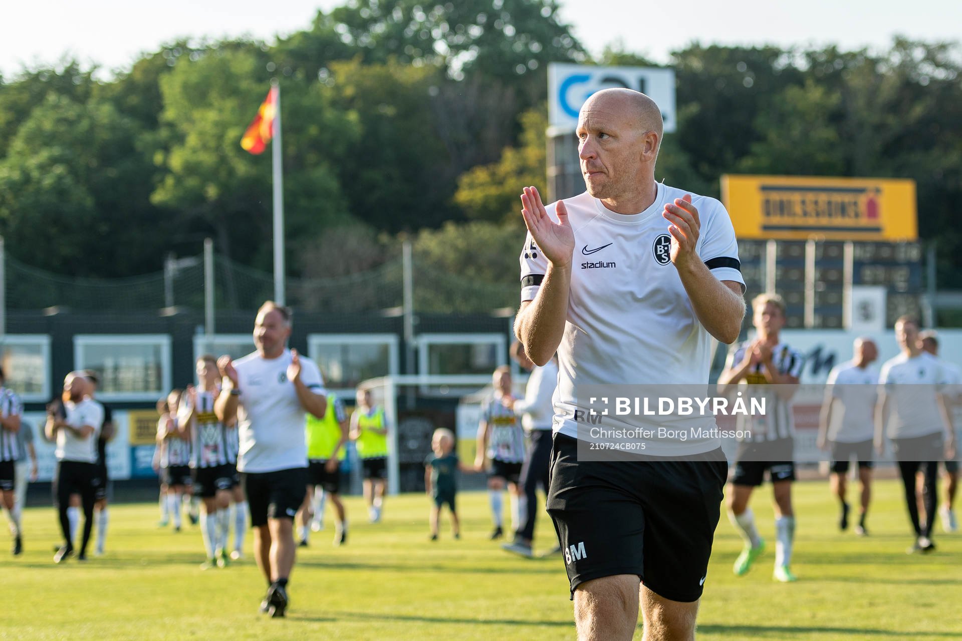 Landskronas tränare Billy Magnusson tackar publiken efter fotbollsmatchen i Superettan mellan Landskrona och GIF Sundsvall den 24 juli 2021 i Landskrona. 