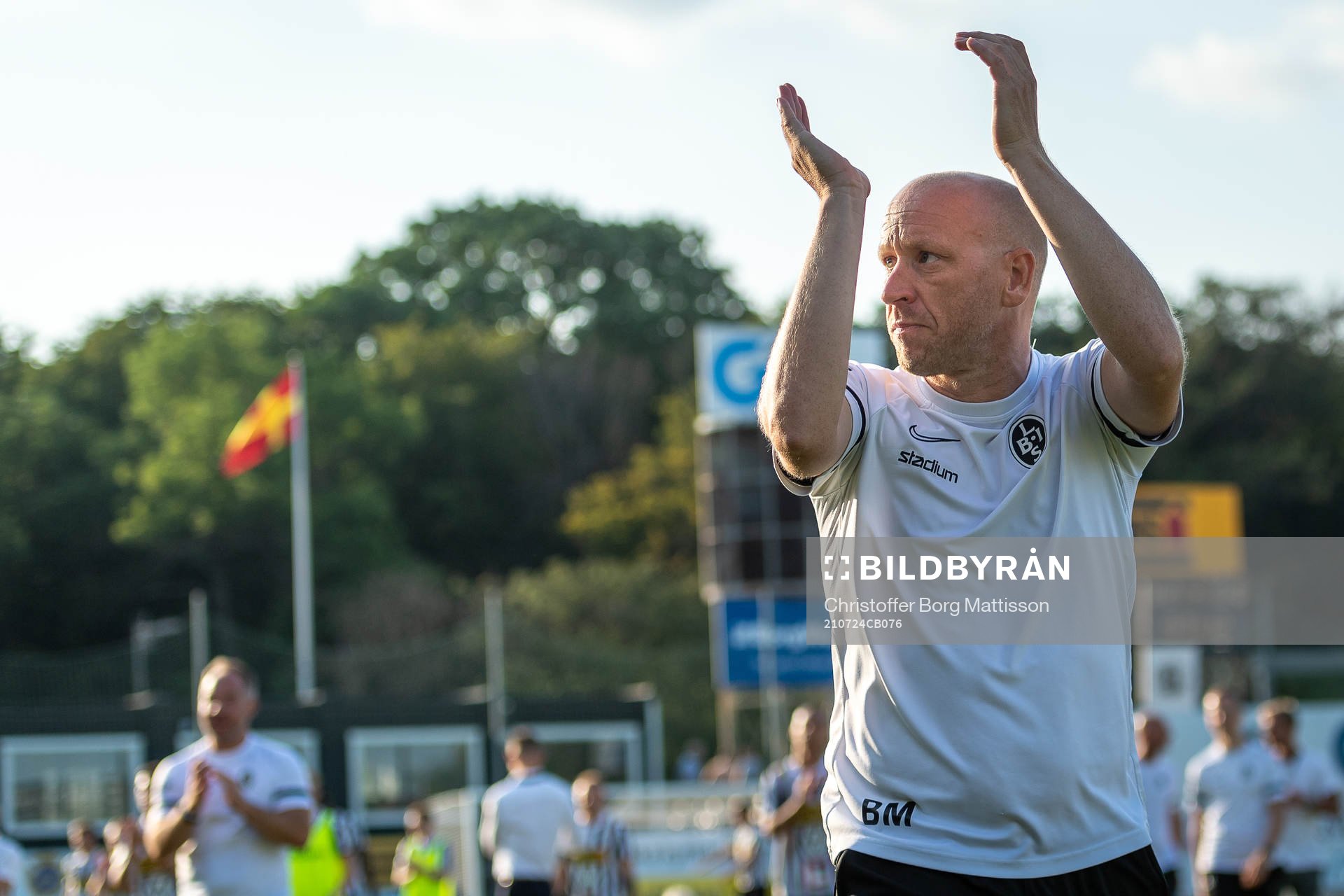 Landskronas tränare Billy Magnusson tackar publiken efter fotbollsmatchen i Superettan mellan Landskrona och GIF Sundsvall den 24 juli 2021 i Landskrona.
