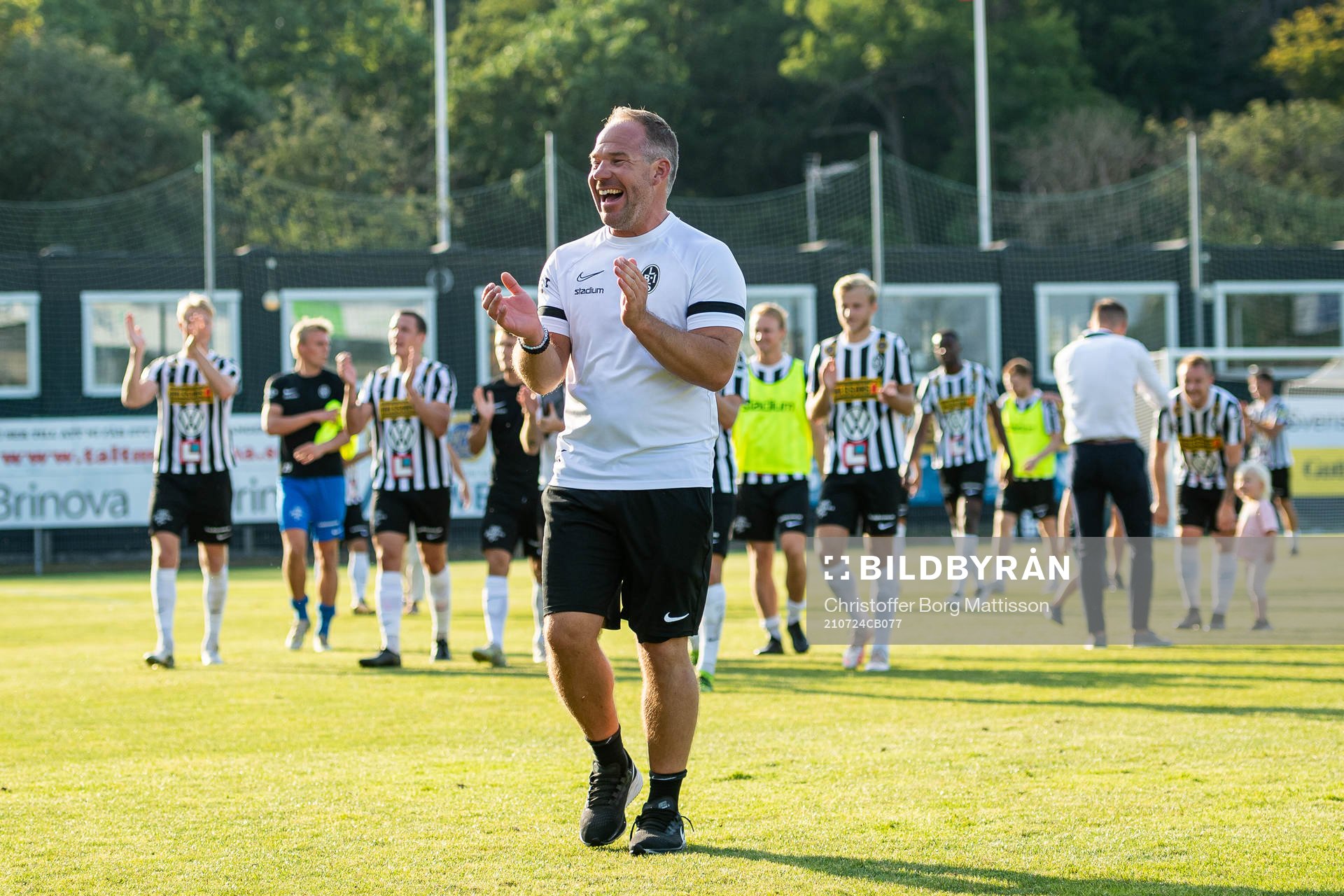 Landskronas fystränare Jonny Karlsson jublar efter fotbollsmatchen i Superettan mellan Landskrona och GIF Sundsvall den 24 juli 2021 i Landskrona.
