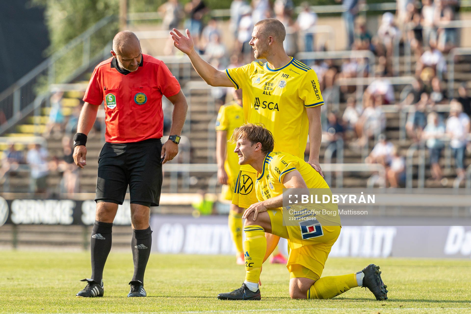 Domare Robert Daradic tittar till Sundsvalls Daniel