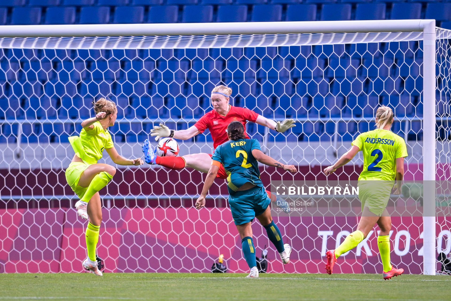 Hedvig Lindahl of Sweden and Sam Kerr of Australia