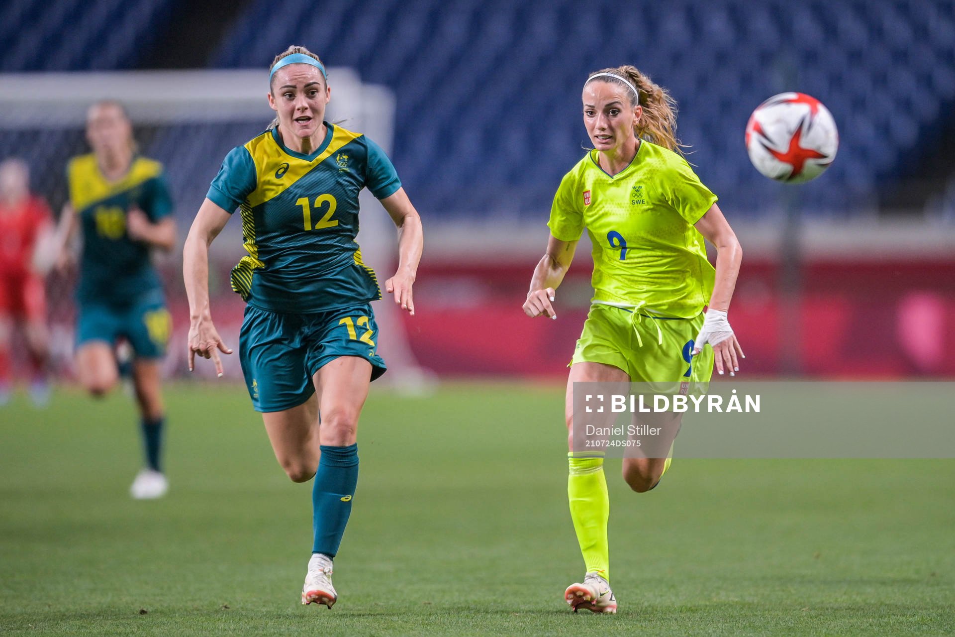 Ellie Carpenter of Australia and Kosovare Asllani of Sweden