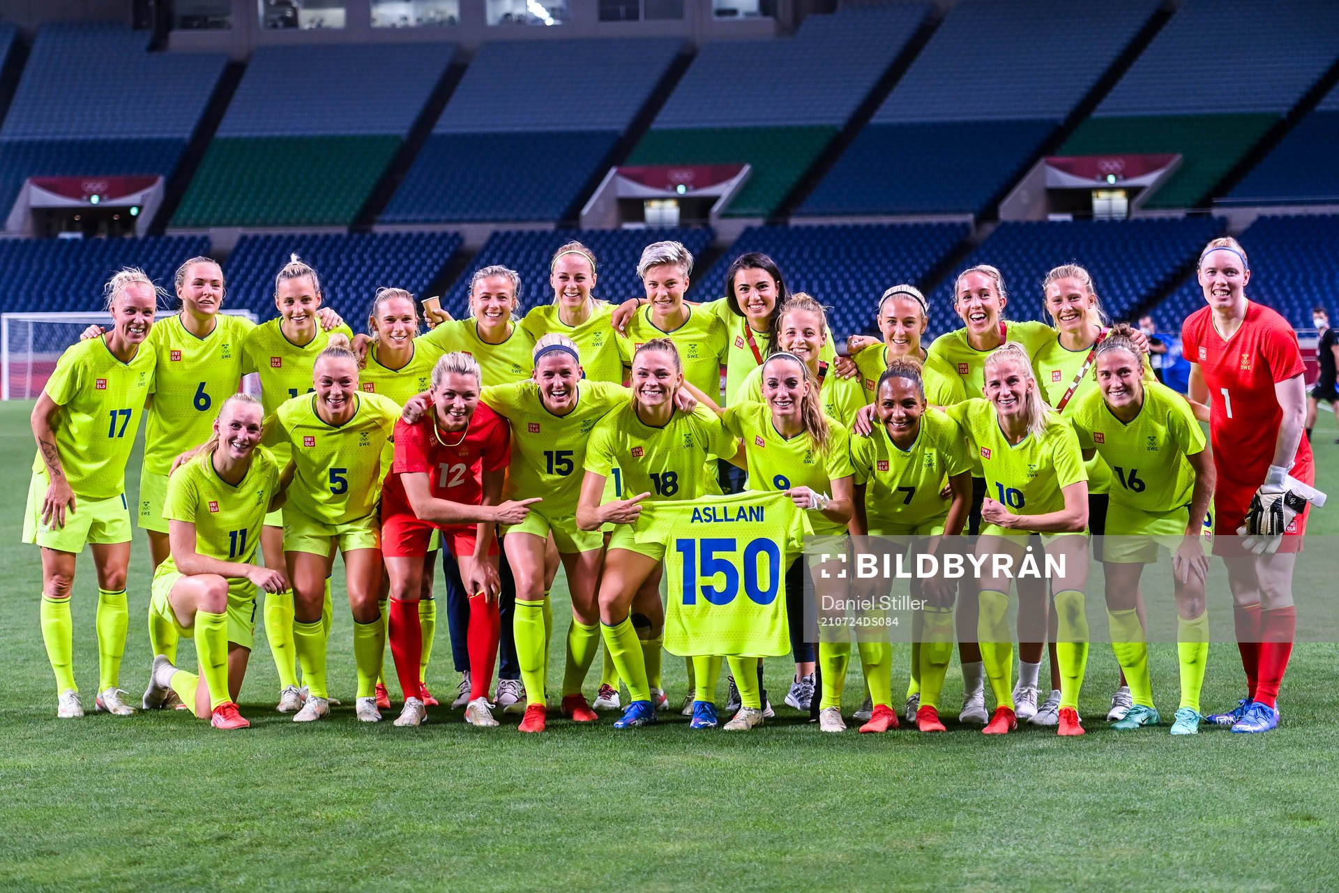 Kosovare Asllani and her teammates with a jersey that