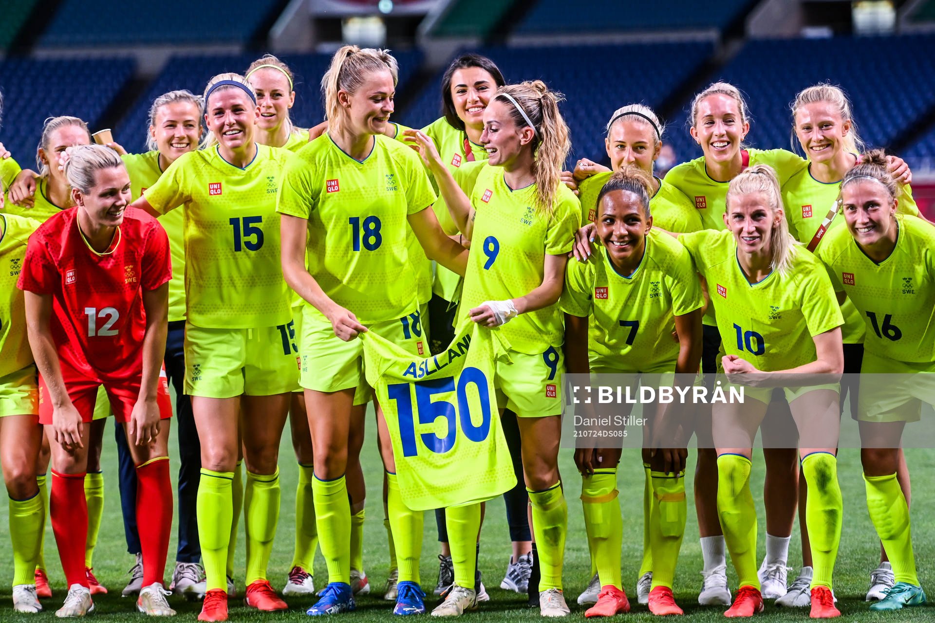 Kosovare Asllani and her teammates with a jersey that