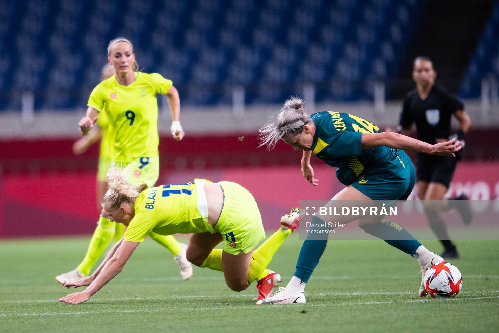 Stina Blackstenius of Sweden gets stamped on the foot by Alanna Kennedy of Australia competes in the women´s football match between Sweden and Australia at the Tokyo 2020 Olympic Games on July 24, 2021 in Tokyo.