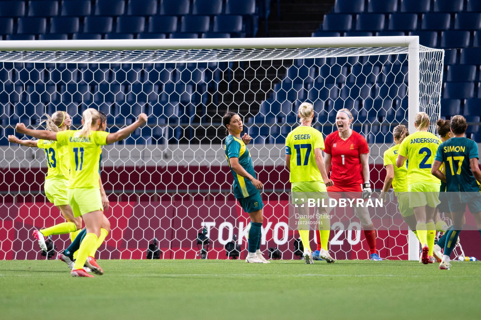 Hedvig Lindahl celebrates