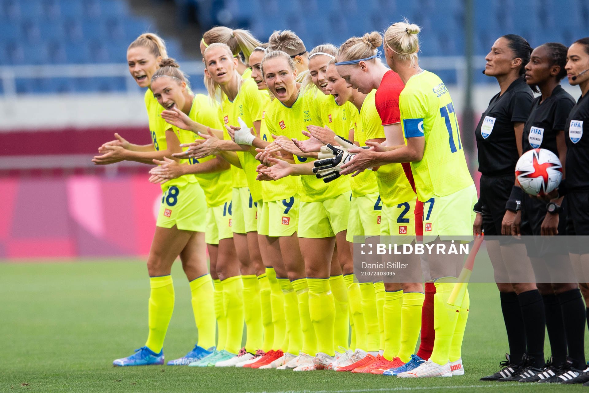 The team with Magdalena Eriksson in the middle