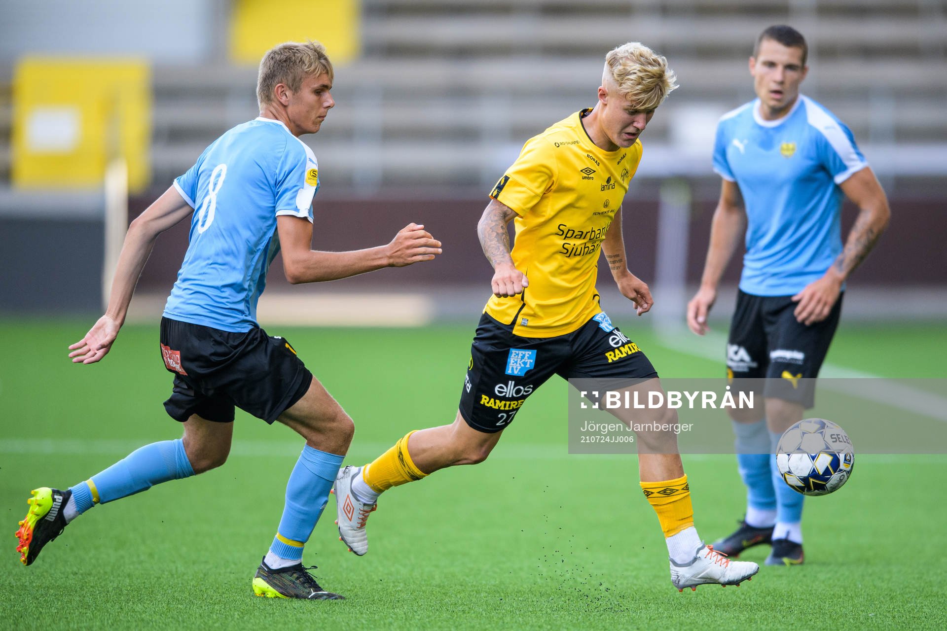 Elfsborgs Otto Vallentin och Mjällbys Albin Andersson under fotbollsmatchen i P19 Allsvenskan Södra mellan Elfsborg och Mjällby den 24 juli 2021 i Borås.