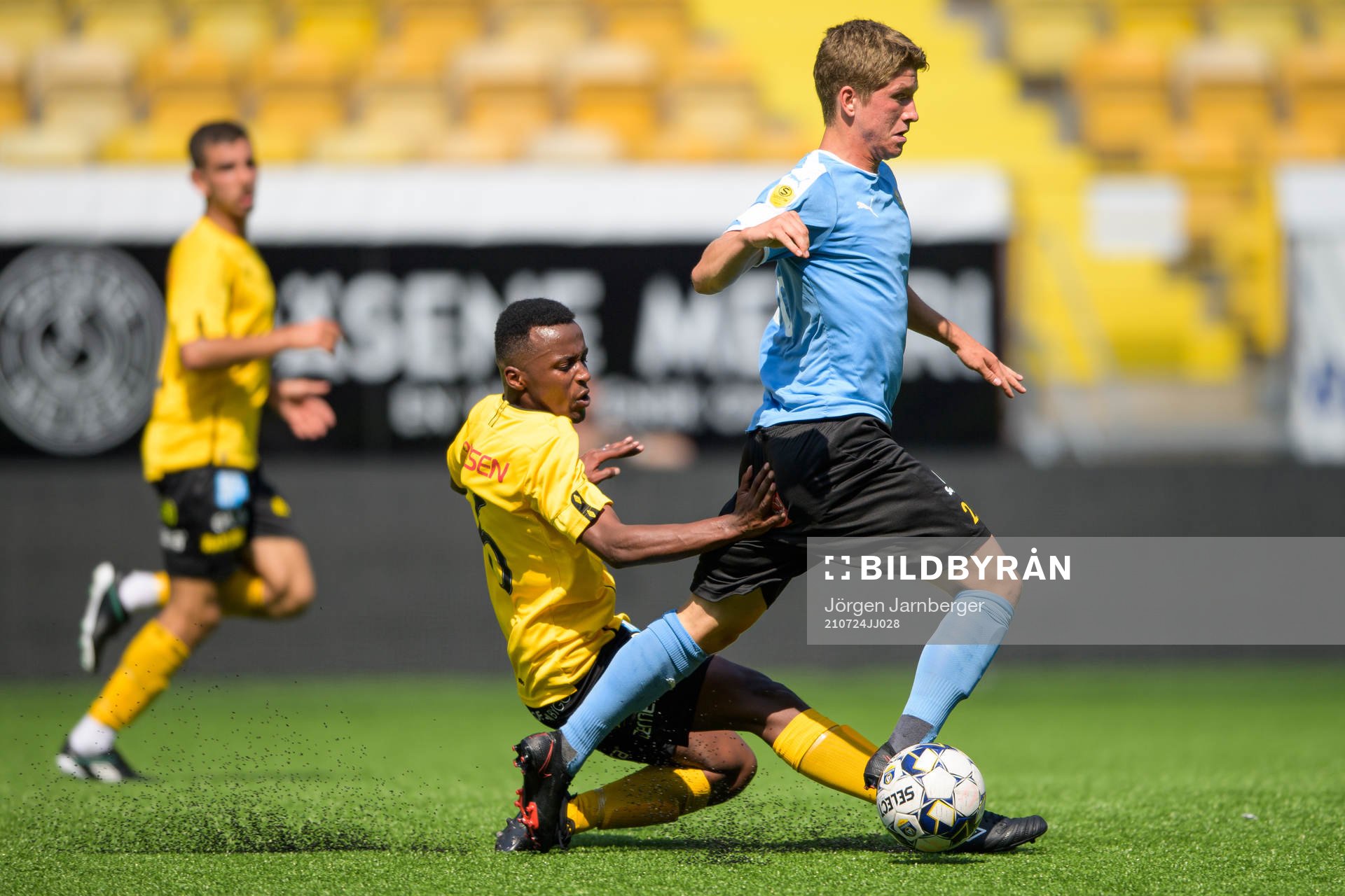 Elfsborgs Awil Hassan och Mjällbys Filip Freij under fotbollsmatchen i P19 Allsvenskan Södra mellan Elfsborg och Mjällby den 24 juli 2021 i Borås.