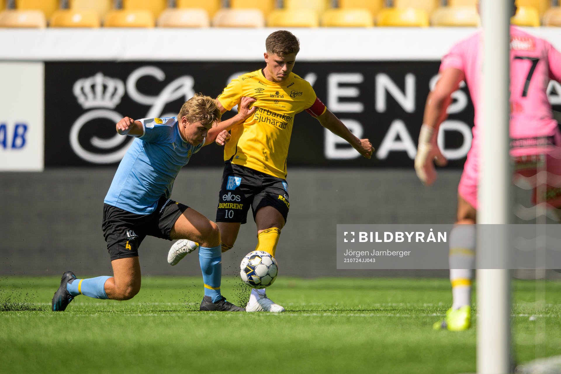 Elfsborgs Besfort Zeneli och Mjällbys Oliver Zetterqvist under fotbollsmatchen i P19 Allsvenskan Södra mellan Elfsborg och Mjällby den 24 juli 2021 i Borås.