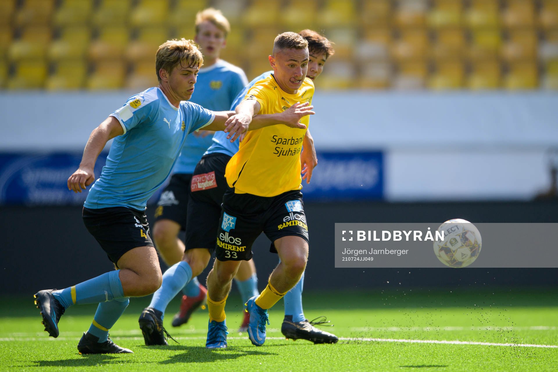 Mjällbys Oliver Zetterqvist och Elfsborgs Theo Lind under fotbollsmatchen i P19 Allsvenskan Södra mellan Elfsborg och Mjällby den 24 juli 2021 i Borås.