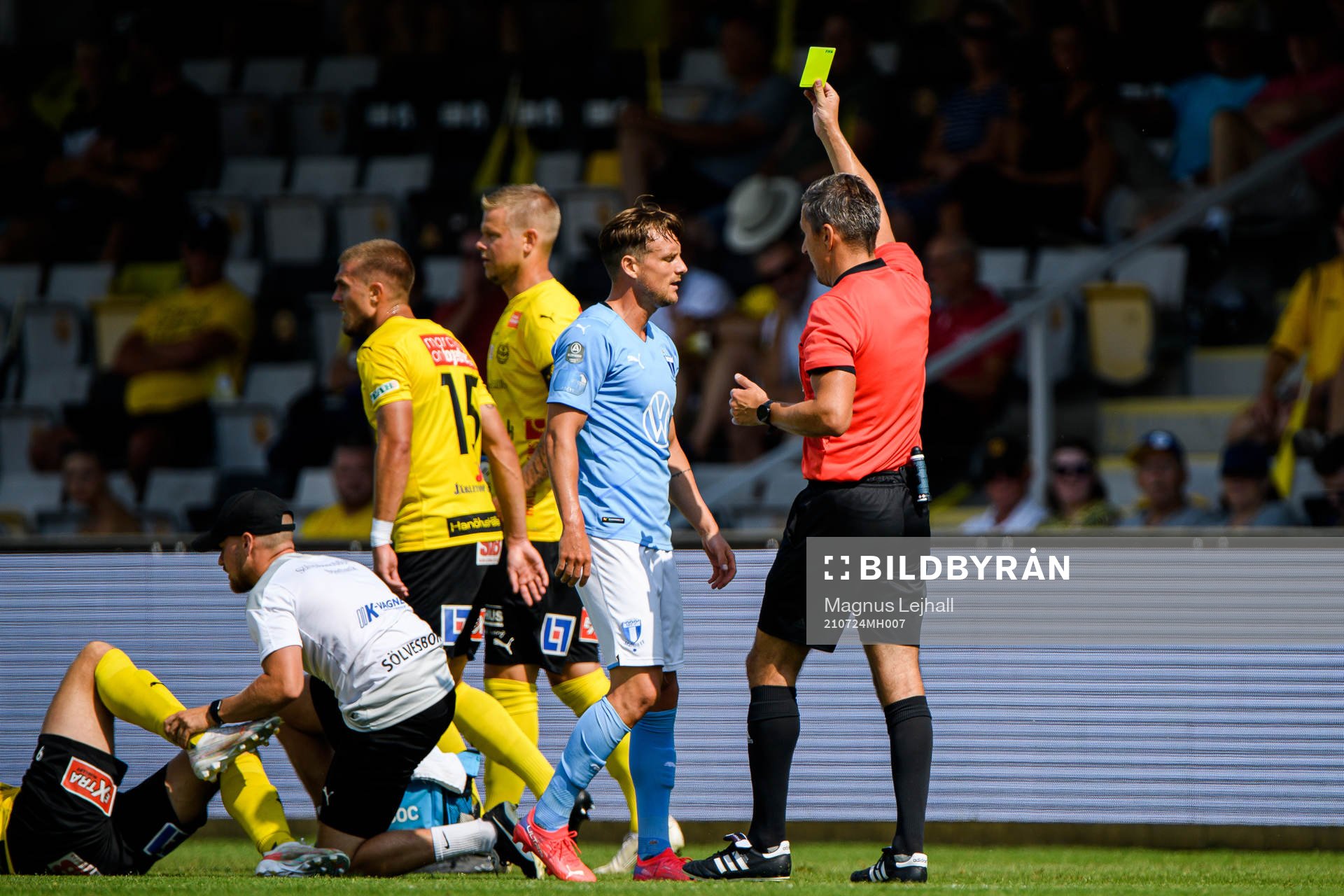 Malmö FFs Eric Larsson får en varning