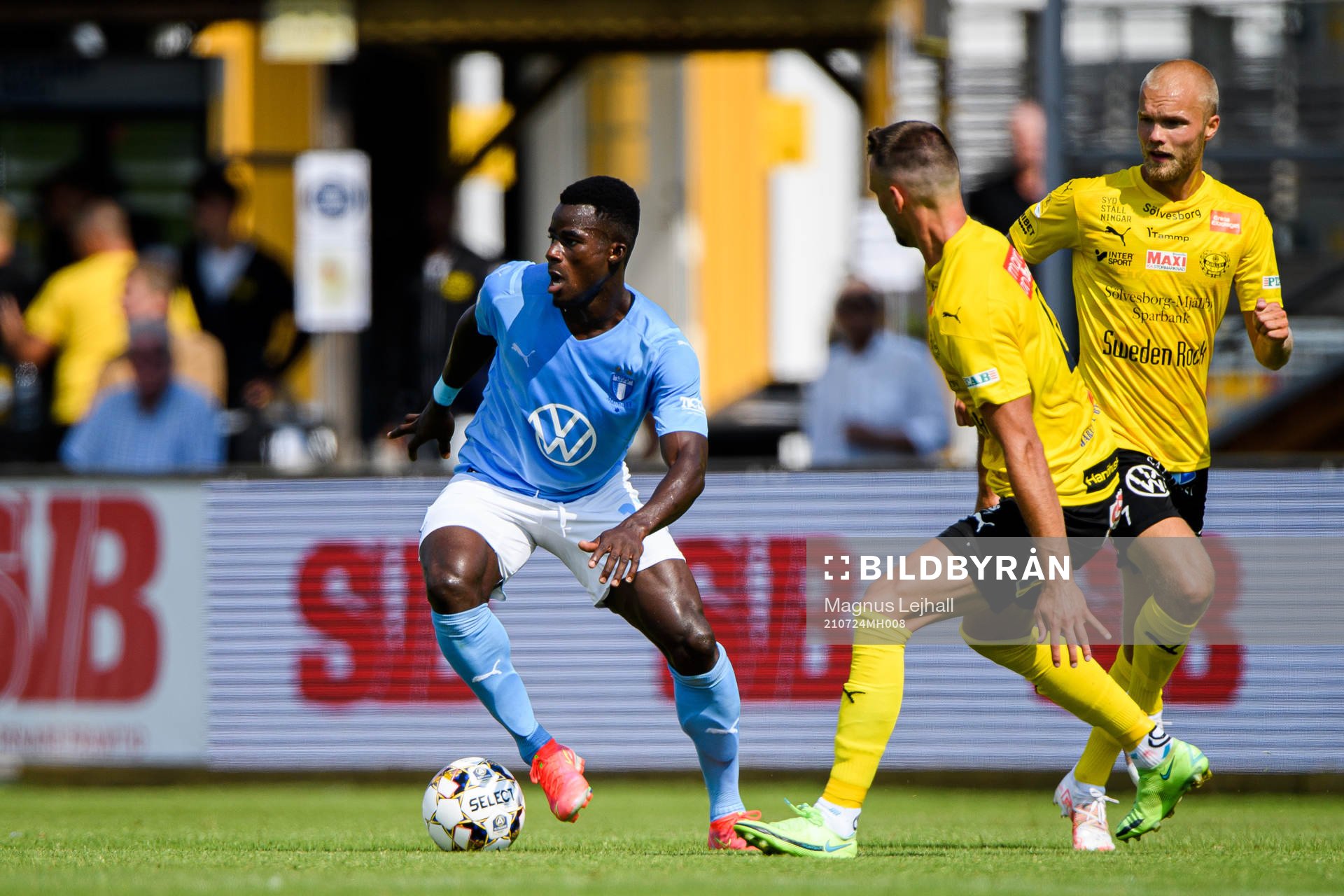 Malmö FFs Malik Abubakari och Mjällbys Max Watson