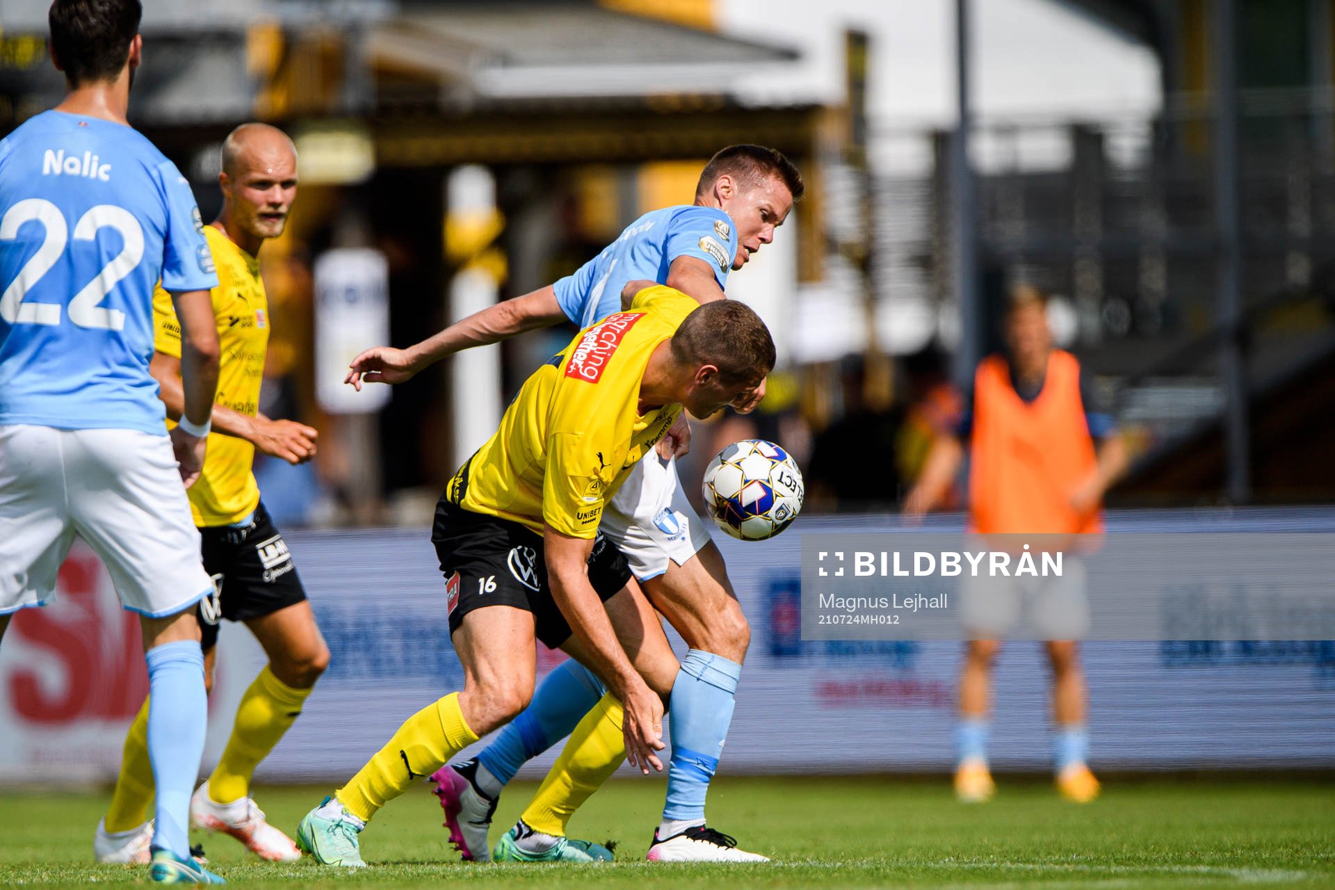 Malmö FFs Niklas Moisander och Mjällbys Jacob Bergström