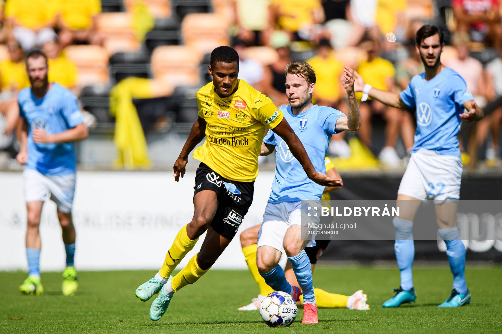 Mjällbys Amin Sarr och Malmö FFs Oscar Lewicki