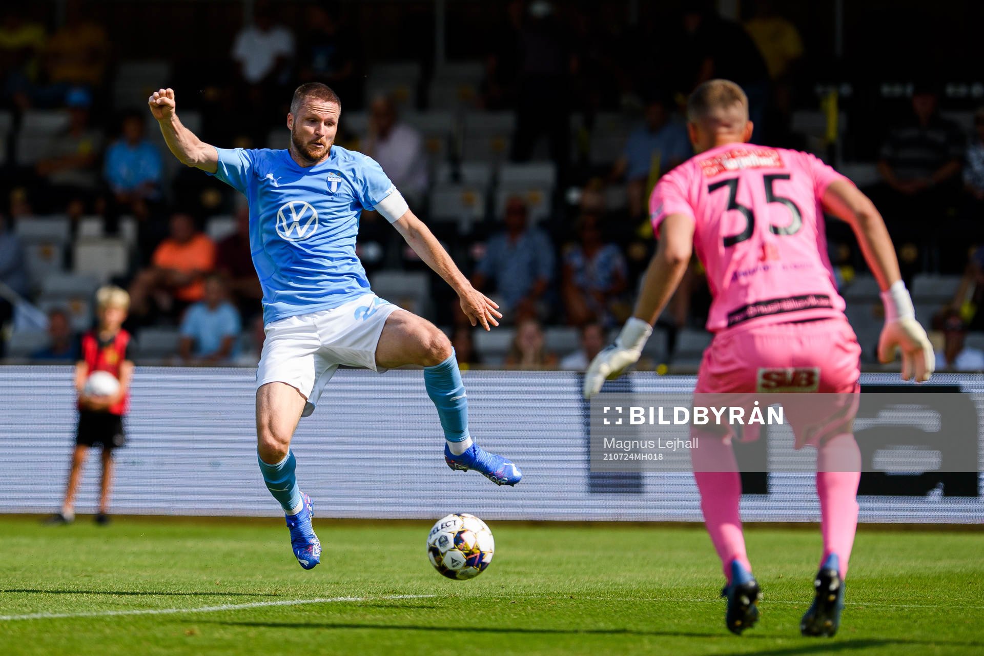 Malmö FFs Lasse Nielsen och Mjällbys målvakt Samuel