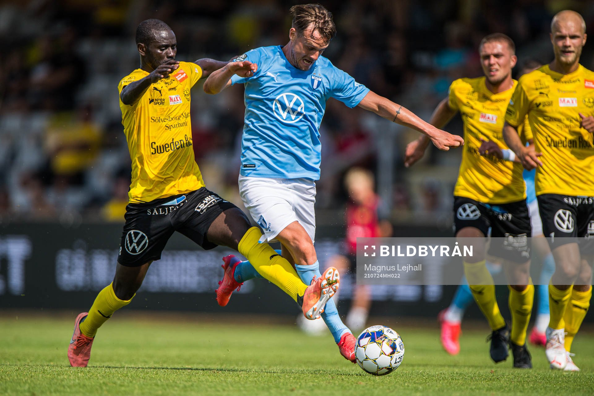 Mjällbys Enock Kofi Adu  och Malmö FFs Eric Larsson