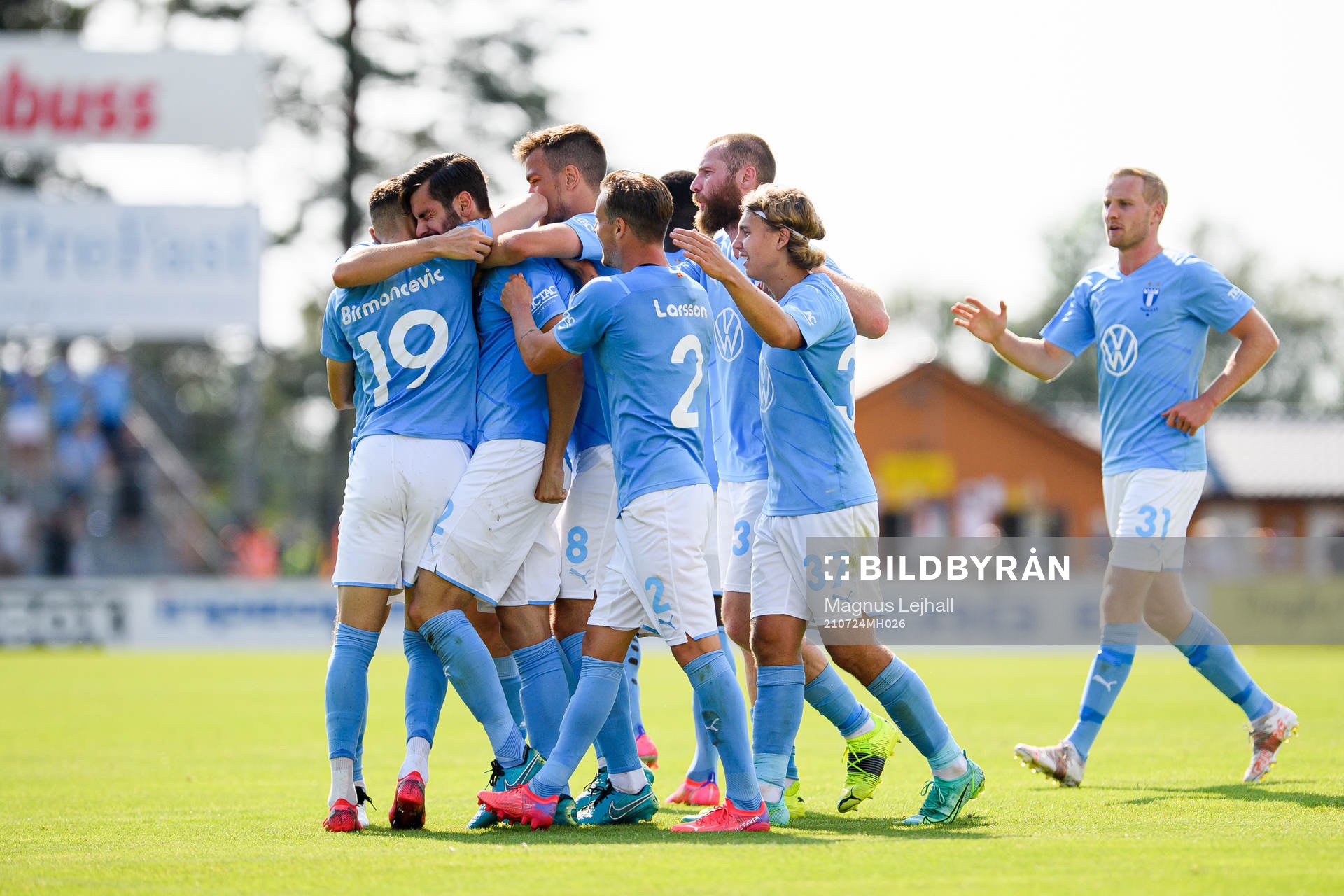 Malmö FFs spelare jublar med Adi Nalic