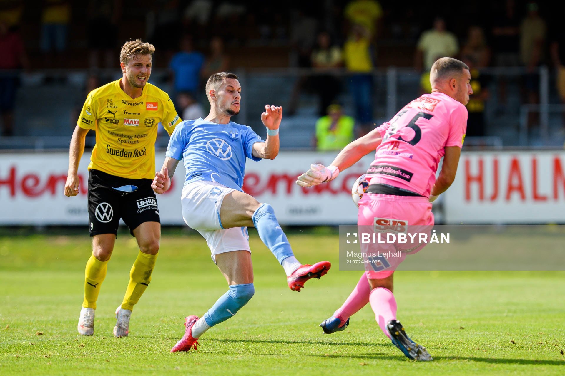 Malmö FFs Veljko Birmancevic och Mjällbys målvakt Samuel