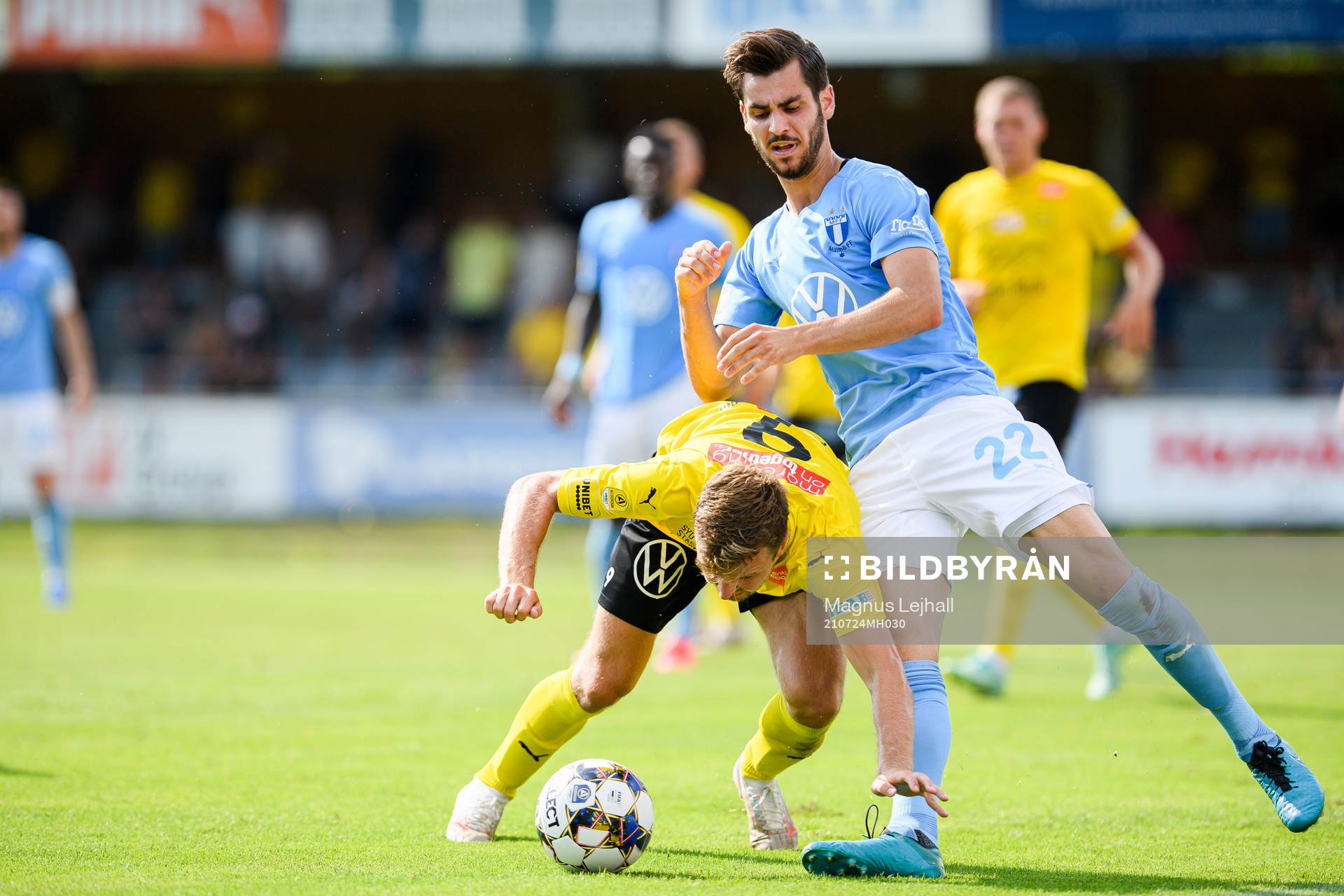Malmö FFs Adi Nalic och Mjällbys Joel Nilsson