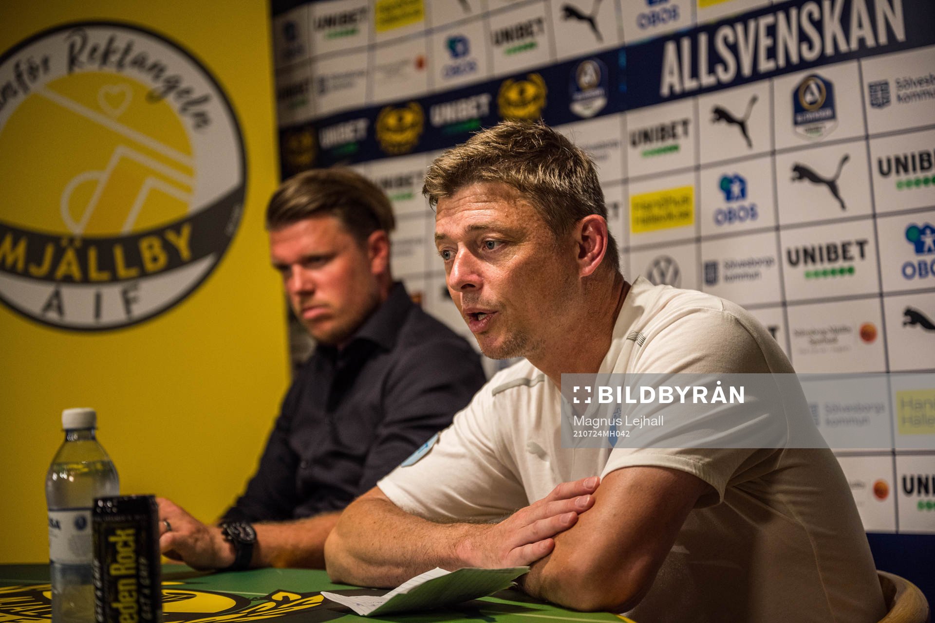 Mjällbys tränare Christian Järdler och Malmö FFs huvudtränare Jon Dahl Tomasson under presskonferens efter fotbollsmatchen i Allsvenskan mellan Mjällby och Malmö FF den 24 juli 2021 i Hällevik. 