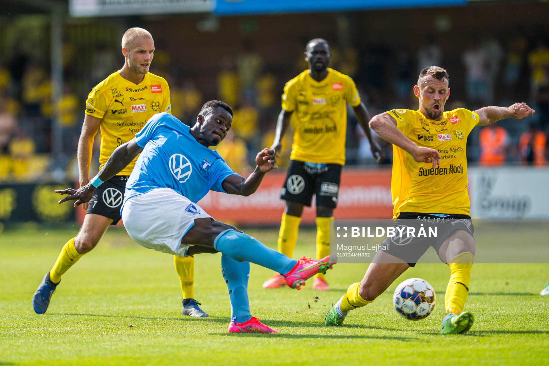 Malmö FFs Malik Abubakari  och Mjällbys Max Watson