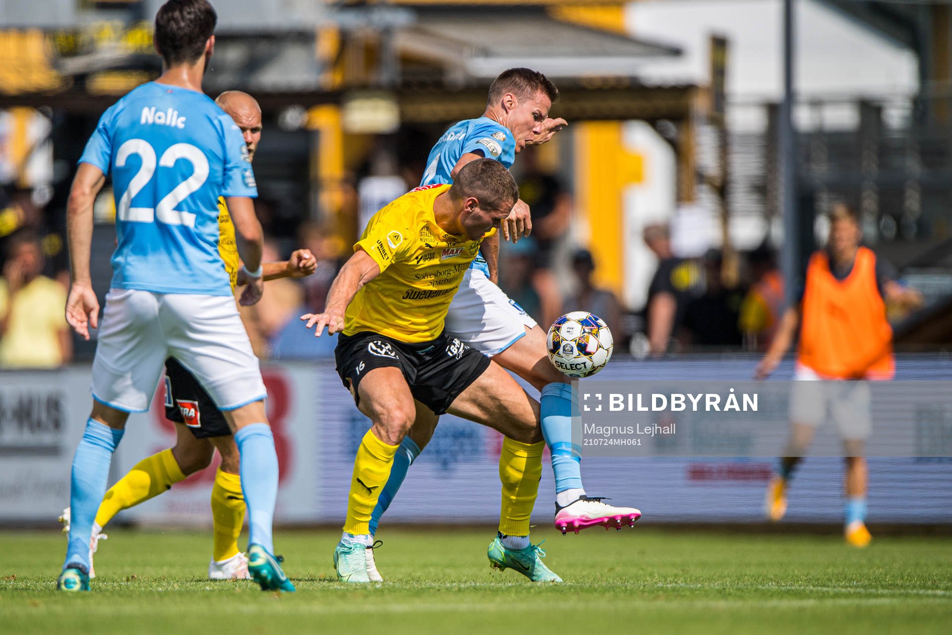 Mjällbys Jacob Bergström  och Malmö FFs Niklas Moisander