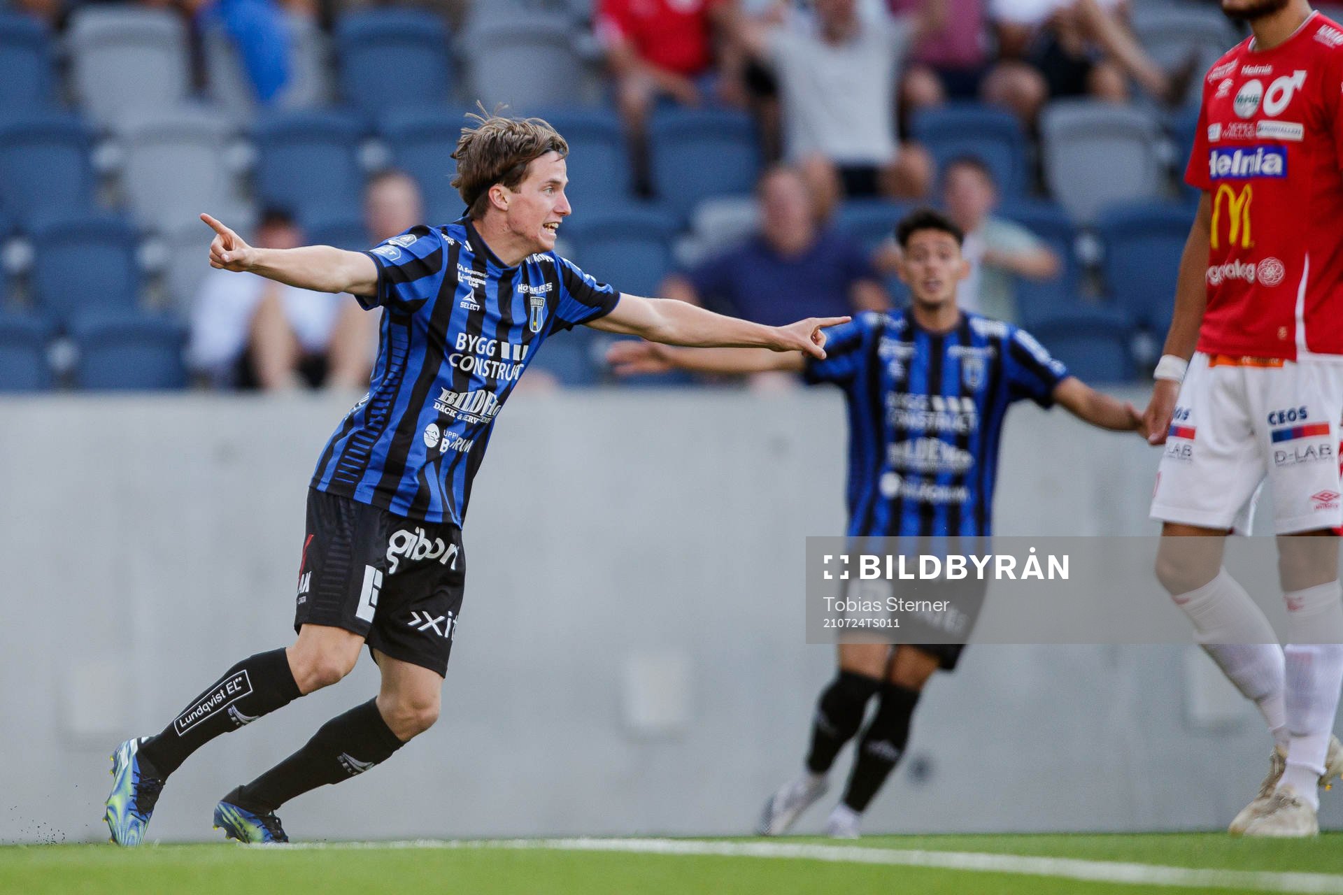 Sirius Johan Karlsson jublar efter 1-0 under fotbollsmatchen i Allsvenskan mellan Sirius och Degerfors den 24 juli 2021 i Uppsala. 