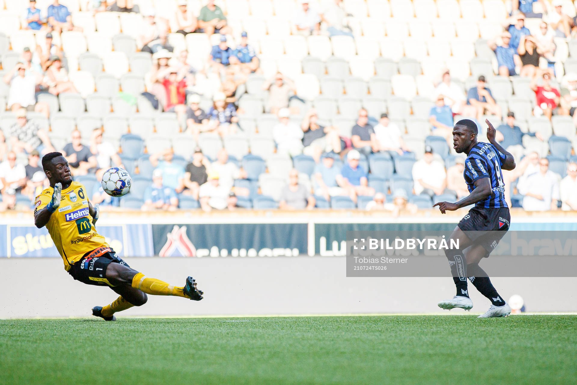 Degerfors målvakt Ismael Diawara och Sirius Christian