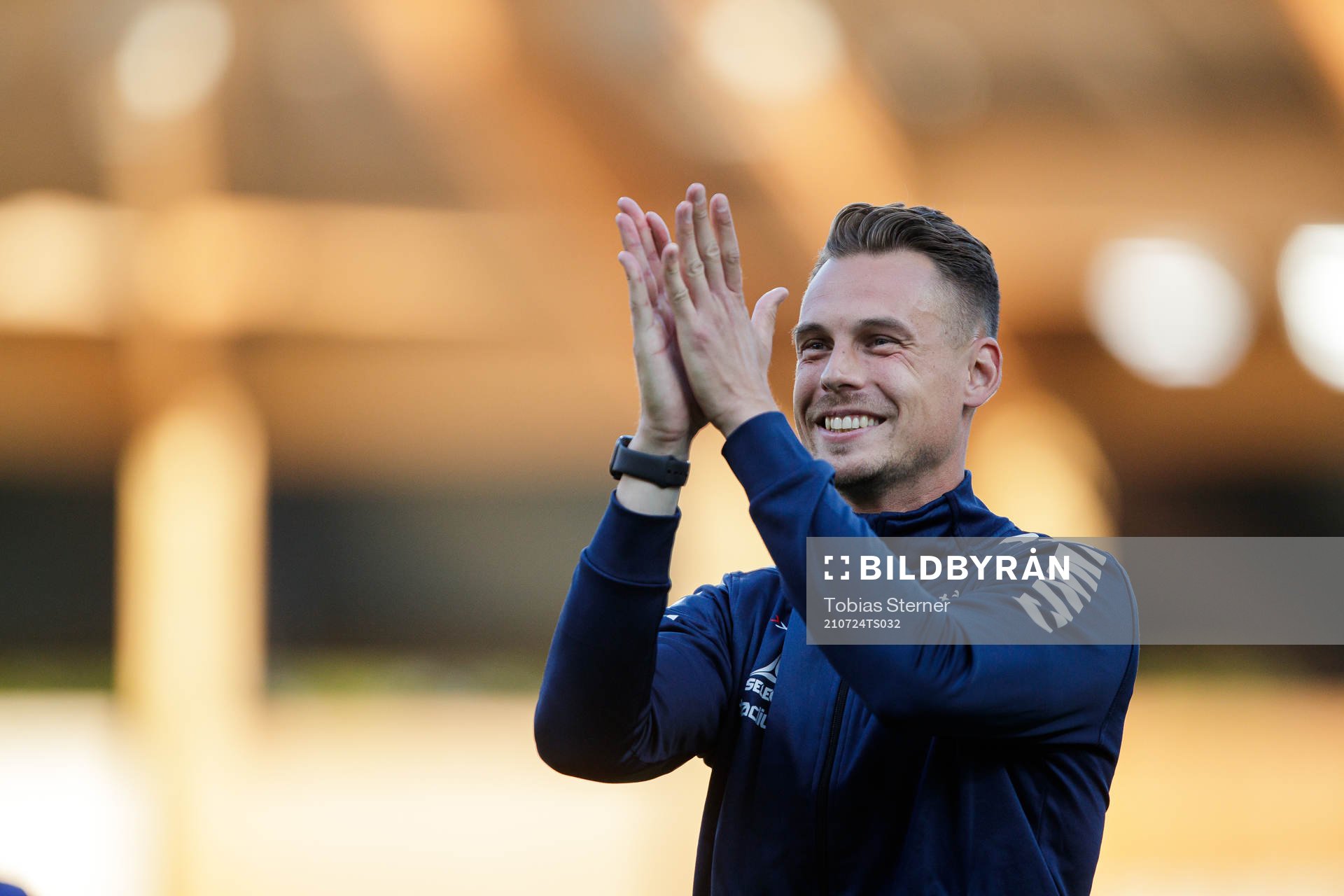 Sirius tränare Daniel Bäckström jublar