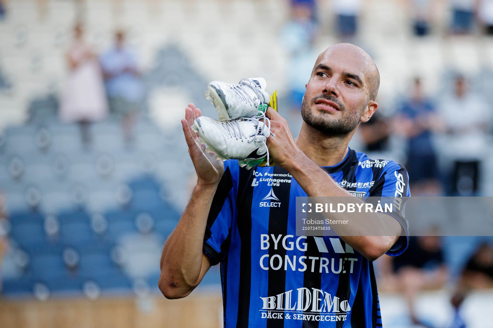 Sirius Karl Larson jublar efter fotbollsmatchen i Allsvenskan mellan Sirius och Degerfors den 24 juli 2021 i Uppsala. 